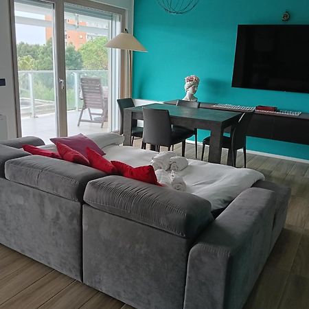 Kind Park - Sleek Apartment With Terrace & Parking Bari Bagian luar foto