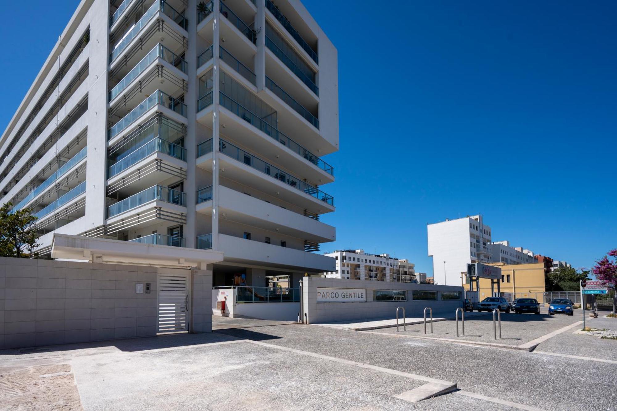 Kind Park - Sleek Apartment With Terrace & Parking Bari Bagian luar foto